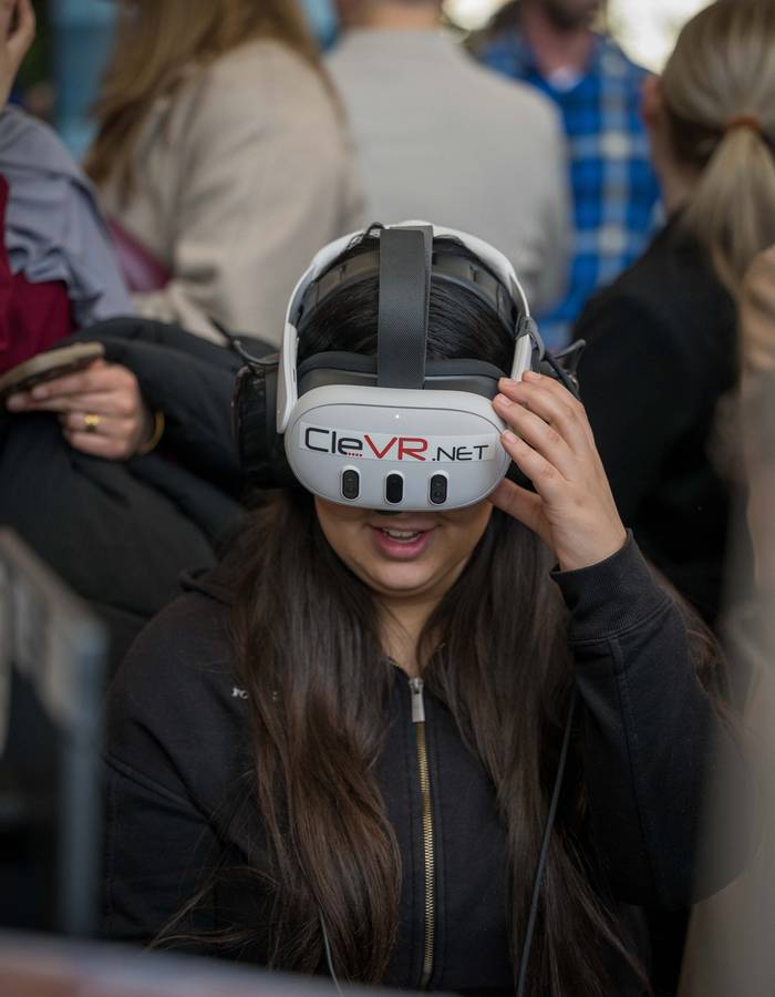 Bezoeker zet een VR-bril op tijdens de Technology Experience Day 2026